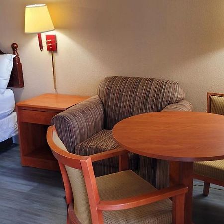 Regency Travel Inn Hayti Buitenkant foto