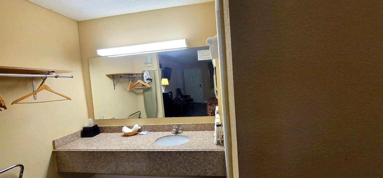 Regency Travel Inn Hayti Buitenkant foto