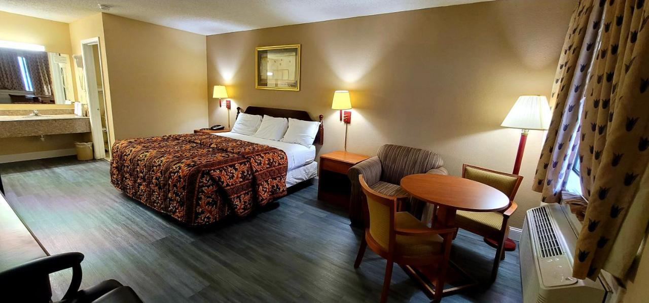 Regency Travel Inn Hayti Buitenkant foto