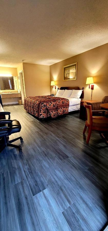Regency Travel Inn Hayti Buitenkant foto